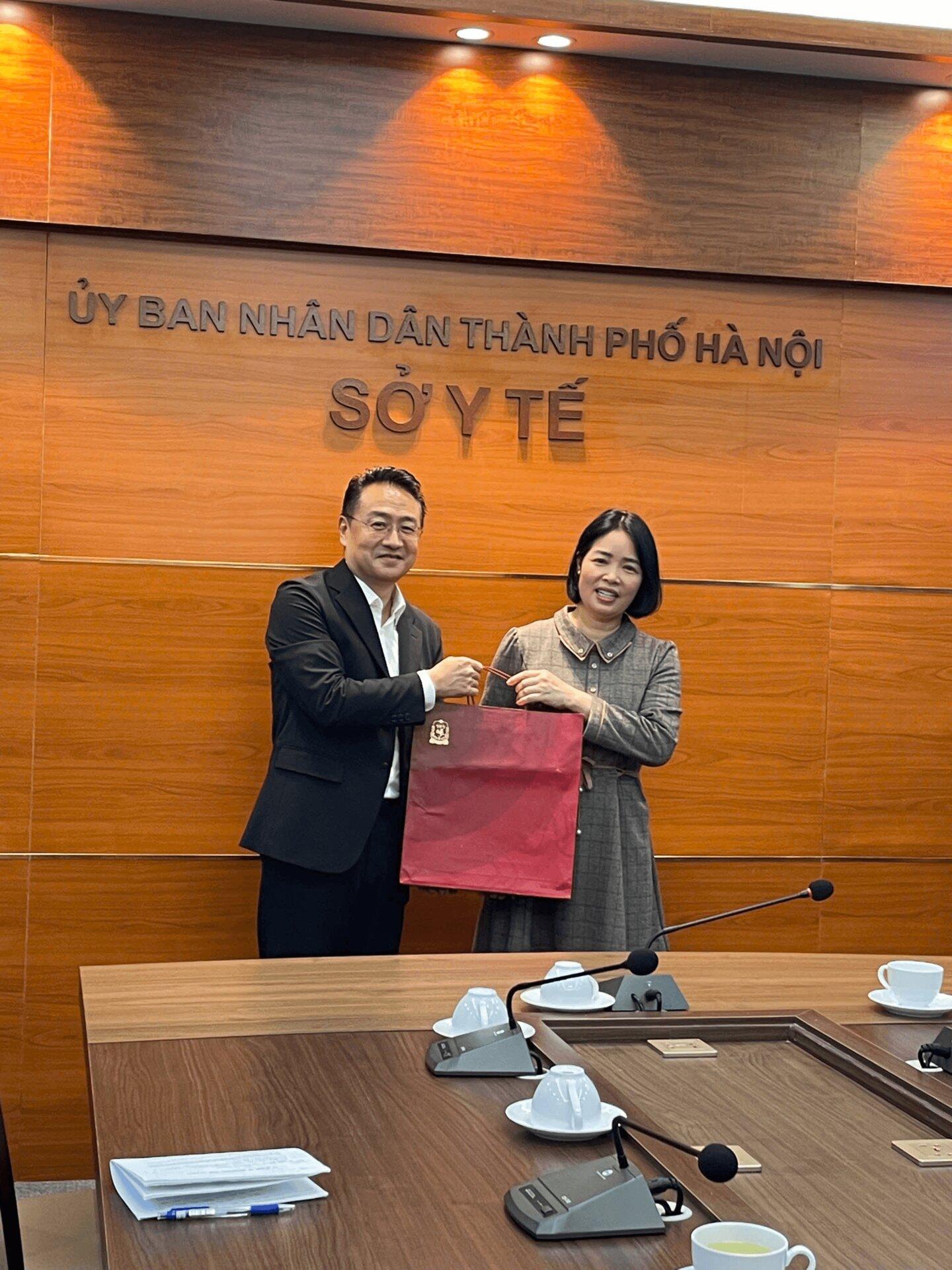 하노이 보건국 기념품 전달